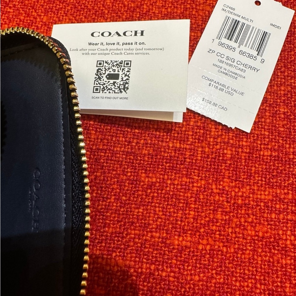 ❤️❤️❤️NEW Coach zip card case with cherry print/Gold hardware ❤️❤️❤️ - Picture 6 of 12